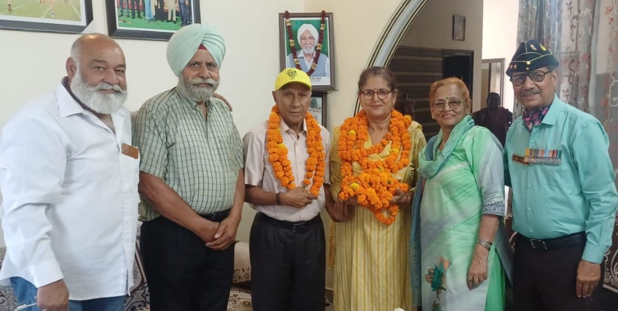 3 स्वर्ण पदक और 2 कांस्य पदक जीतकर लौटे 74 वर्षीय इंजीनियर एसपी शर्मा का गर्मजोशी से स्वागत किया गया।